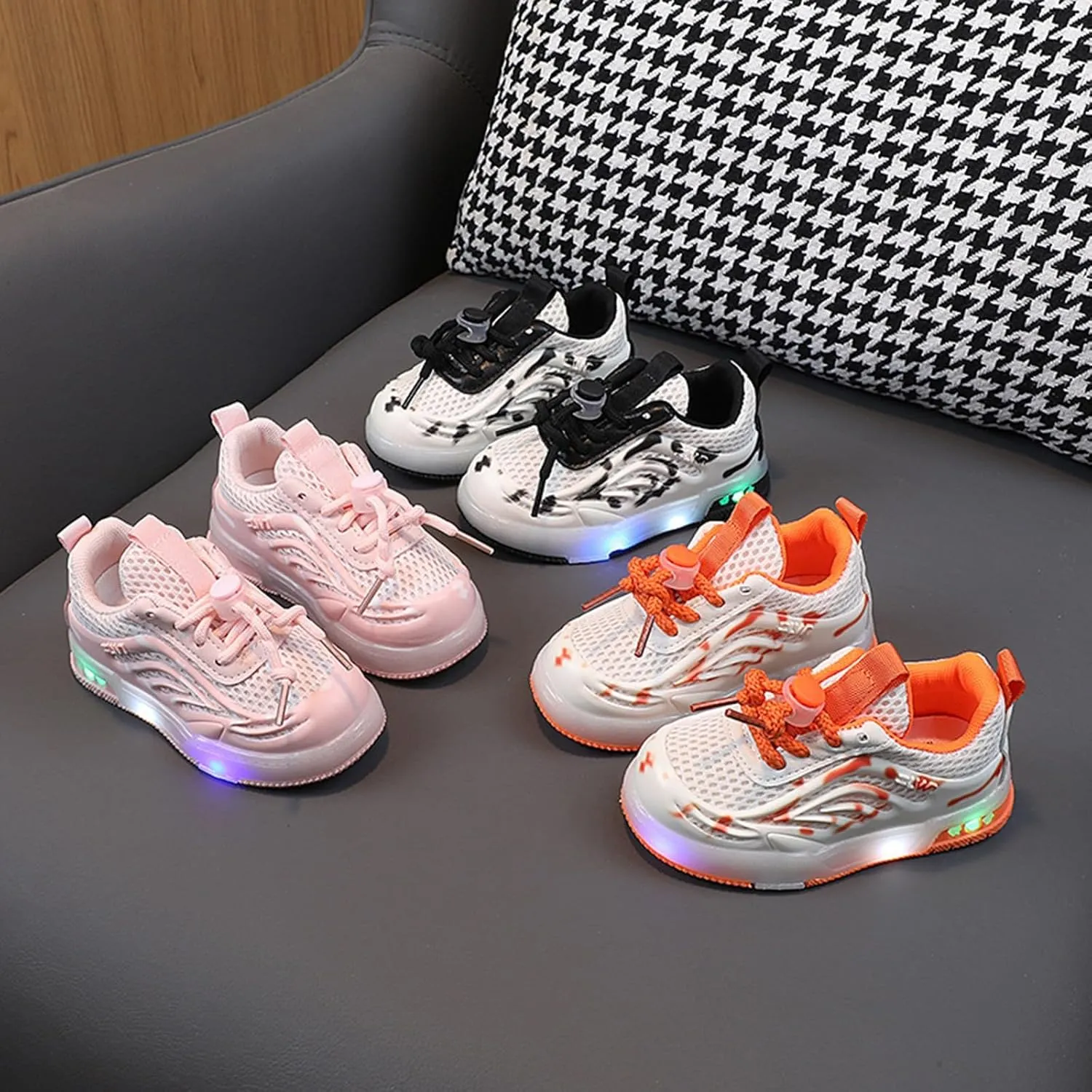 Kids Light Up Flat Sneakers Walking Running Breathable Shoes Children's Fashion Mesh Breathable Squeaky Flat Shoes