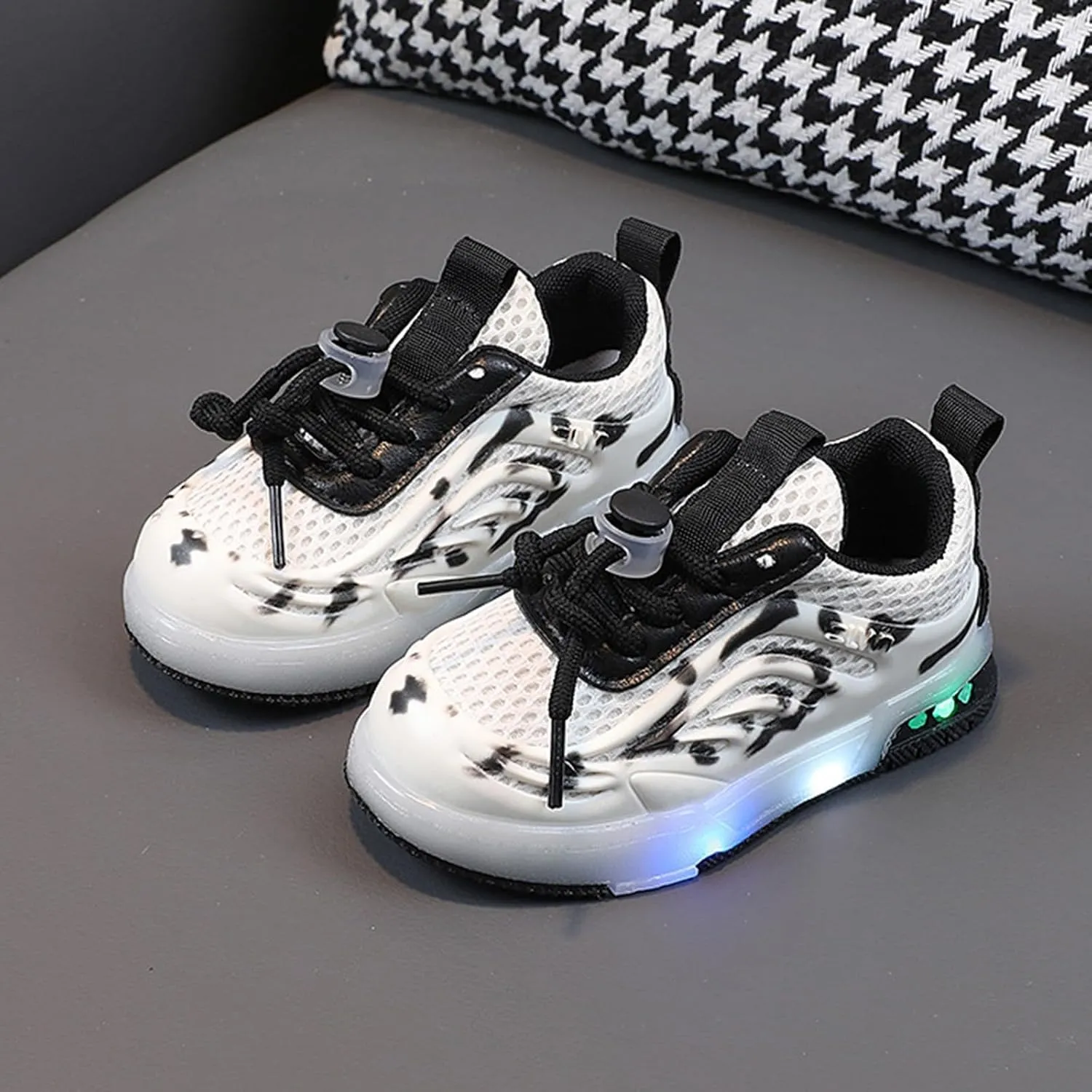 Kids Light Up Flat Sneakers Walking Running Breathable Shoes Children's Fashion Mesh Breathable Squeaky Flat Shoes