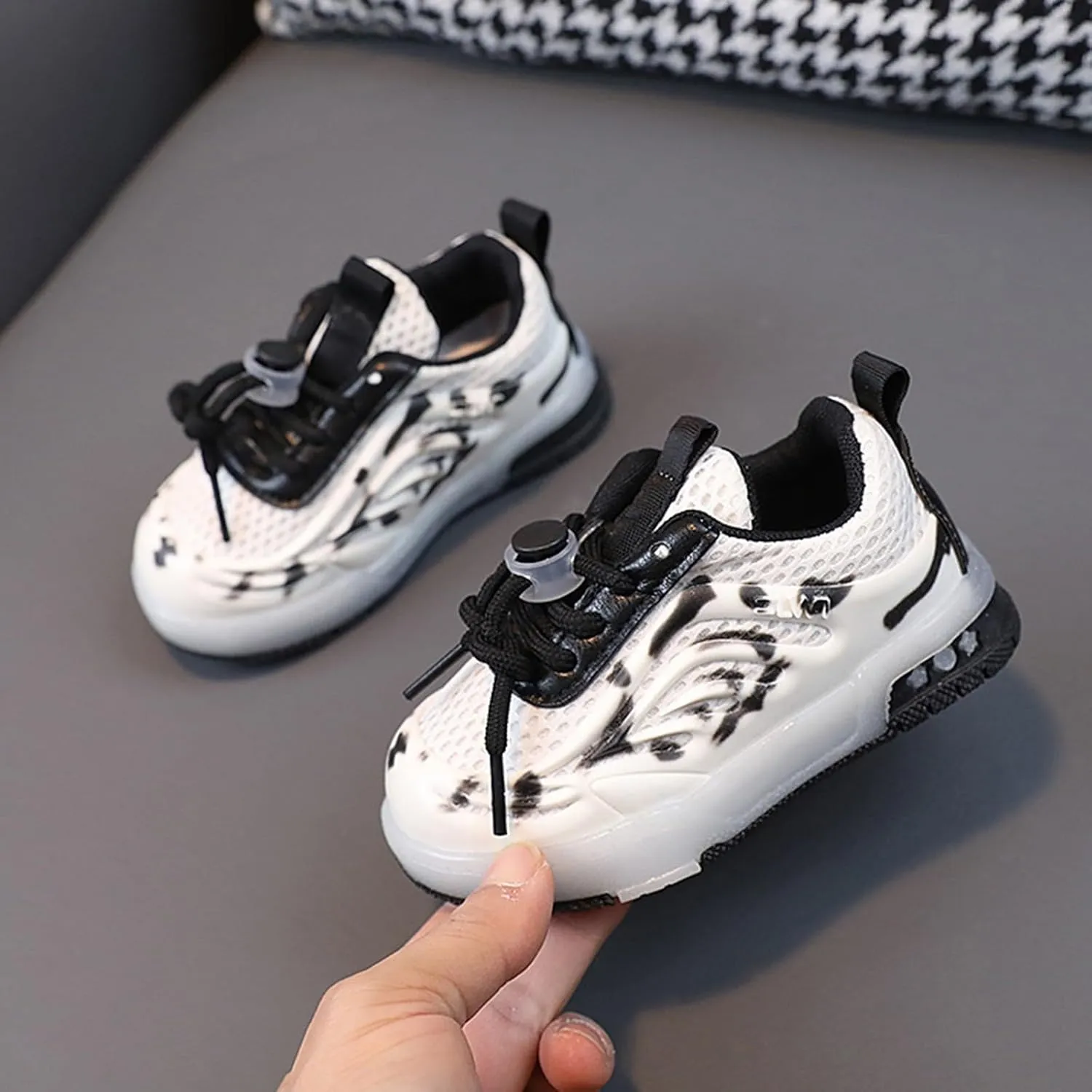 Kids Light Up Flat Sneakers Walking Running Breathable Shoes Children's Fashion Mesh Breathable Squeaky Flat Shoes