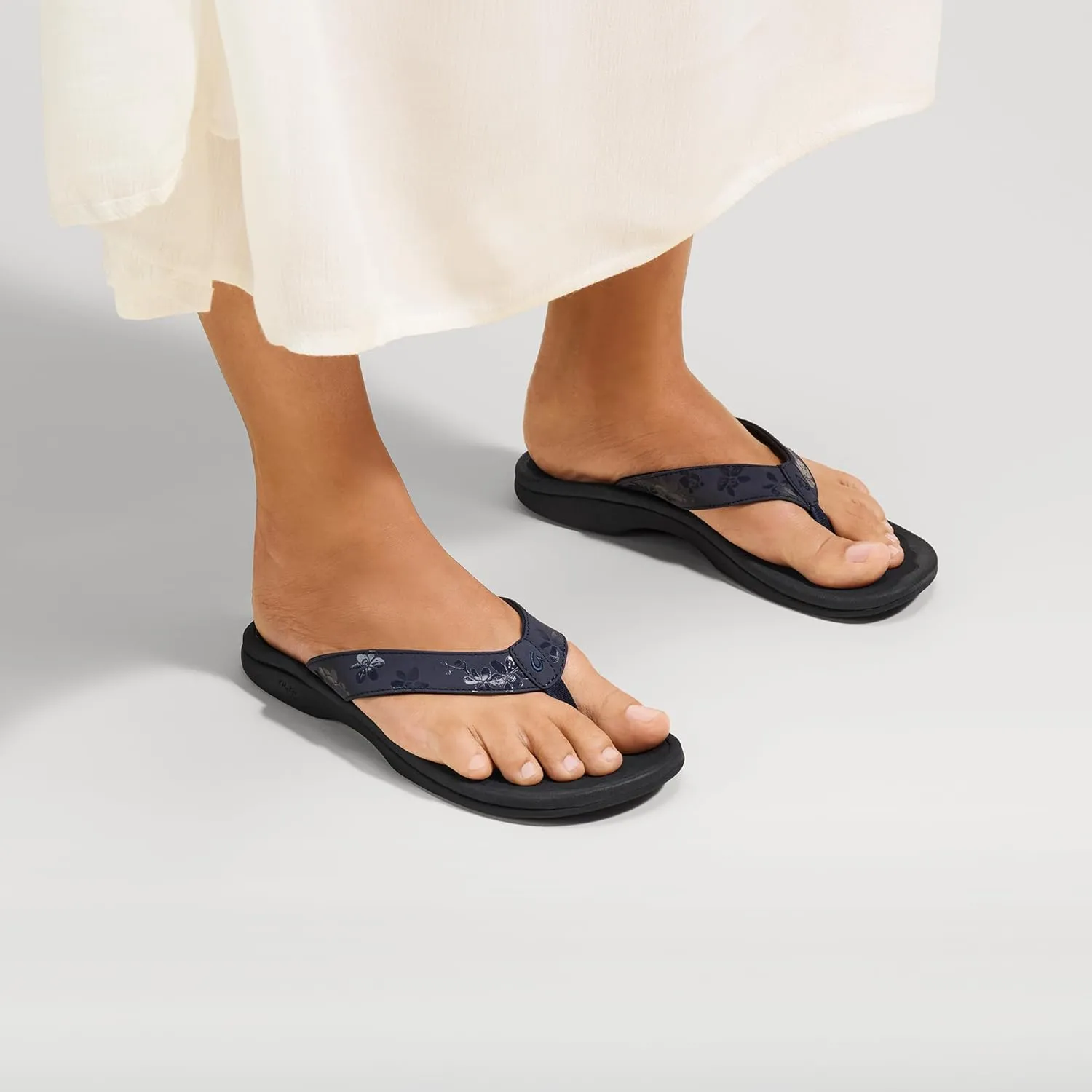 OLUKAI Ohana Women's Beach Sandals, Water Resistant Flip Flops, Arch Support & Comfort Fit, Lightweight & Durable, Enhanced Grip & Traction