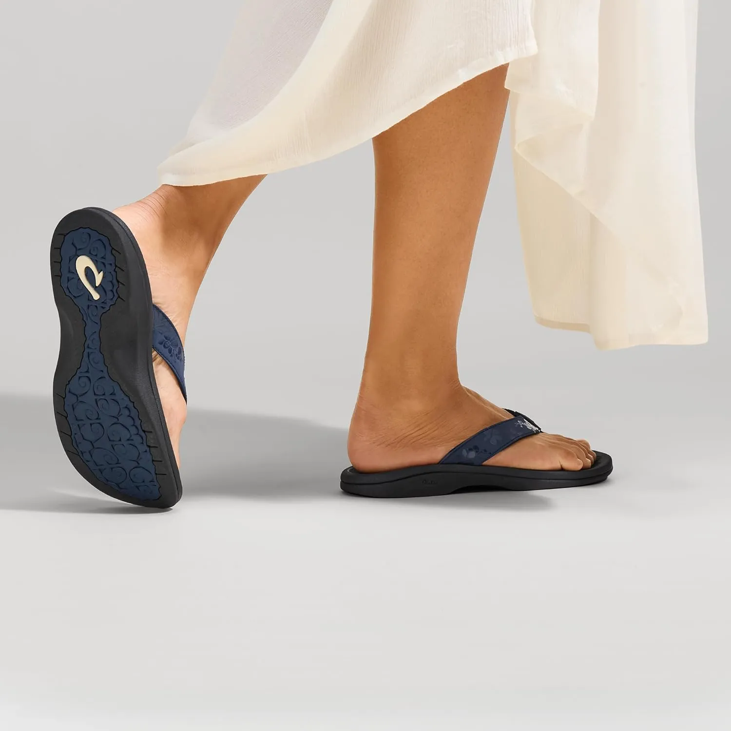 OLUKAI Ohana Women's Beach Sandals, Water Resistant Flip Flops, Arch Support & Comfort Fit, Lightweight & Durable, Enhanced Grip & Traction
