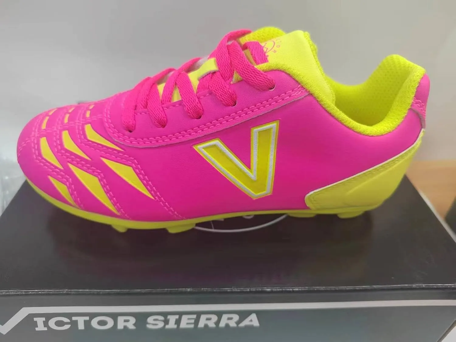 Victor Sierra Boys and Girls Kids Cattura MD JR Soccer Cleats